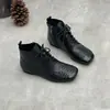 Botas de tornozelo trançadas em couro genuíno estilo vintage, com aspecto envelhecido, nova coleção outono/inverno 2026, bico quadrado, design elegante de cadarço, sola reta, botas femininas de couro bovino lavado