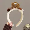 Faixa de Cabelo de Pelúcia Fofa com Rosto de Urso para Mulheres 2025 Outono e Inverno Novo Estilo Especial para Máscara Facial Maquiagem Pacote de Cabelo Faixa de Cabelo Acessórios de Cabelo