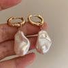 Aretes de Latón Retro con Forma Especial Barrocos de Perla Imitación Irregular con Perlas Destacadas Aretes Elegantes Elegantes de Lujo Ligero Joyería para la Oreja