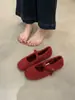 Sapatos Vermelhos Mary Jane de Pelo para Roupas de Inverno Femininas Novos Sapatos Baixos de Lã de Cordeiro Estilo Coreano Sapatos Baixos Quentes com Forro de Lã