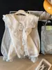 Camisa blanca de otoño para mujer con cuello floral tridimensional, lujo ligero, juvenil y elegante, con mangas largas fruncidas