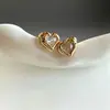 Nuevos Pendientes de Tachuela Irregulares Dorados en Forma de Corazón para Mujer, Exquisitos de Nicho de Lujo Ligero Versátiles de Alta Gama Moda Pendientes Simples para Mujer