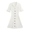 Vestido suéter de tricô rosa com gola para menina coreana de outono, combinado com um pequeno vestido preto estilo Hepburn