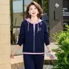 Nuevo conjunto deportivo casual de moda 2026 para mujer, colección primavera y otoño, con un look de tres piezas con capucha, corte holgado, pantalones de pierna ancha y un top