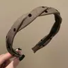 Faixa de cabeça larga de tricô minimalista e elegante estilo coreano para mulheres, novo modelo 2026, adequada para uso diário, projetada para realçar a aparência da linha do cabelo e pode ser usada como faixa de cabeça para lavar o rosto ou presilha de cabelo