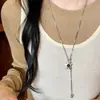 Colar pingente floral de prata estilo coreano, longo e versátil, perfeito para combinar com suéteres, um acessório moderno e único com um toque de sofisticação.