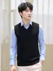 Chaleco de punto nuevo para otoño e invierno para hombre, color liso, cuello en V, sin mangas, chaleco para jóvenes, moda coreana, chaleco de punto para hombre