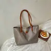 Bolsa tote de gran capacidad para mujer 2025 nuevo modelo para ir al trabajo bolso de mano de tela Oxford casual versátil simple bolso de hombro de alta gama