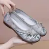 Zapatos de tela del viejo Pekín, transpirables de primavera, suela blanda, auténticos oficiales, estilo chino, zapatos planos para mamá, antideslizantes, vintage, zapatos de un solo uso para mujer