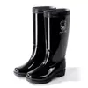 Botas de lluvia impermeables, engrosadas y antideslizantes de corte bajo con forro de felpa y suelas gruesas; botas largas impermeables; botas de lluvia de caña alta, antideslizantes, con punta de acero; resistente al desgaste