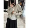 Jaqueta de couro PU off-white ~ leve, fina, macia, gola redonda, jaqueta de couro amassado, silhueta pequena, esconde imperfeições do corpo, casaco curto prático H082613