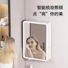 Gabinete de espejo inteligente de aluminio tipo panal curvo con estantes abiertos, almacenamiento de maquillaje para baño montado en la pared con luz y espejo antivaho