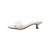 Sandalias Minimalistas de Piel Suave de Alta Apariencia para Mujer, Nuevo Estilo de Verano, Adecuadas para Usar al Aire Libre, con Tacones Delgados, Punta Redonda Cómoda y Diseño de Media Pantufla con una Sola Tira