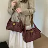 Bolso de mujer transfronterizo con un toque de lujo ligero, bolso de mano pequeño acolchado con cadena estilo Chanel, bolso tote de gran capacidad, moderno