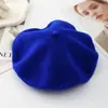 Nuevo gorro de lana de mezcla popular estilo retro francés de color liso para mujer, gorro de artista cálido de invierno al por mayor