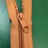 Venta al por mayor de fábrica en stock Cremallera de nailon No.5 con cola cerrada para equipaje, ropa, fundas de edredón cerradas, pantalones, cremallera de tapeta autoblocante