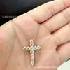 Colar de cruz em tamanhos grande e pequeno, totalmente cravejado de diamantes, design clássico, luxo leve, versátil para camadas diárias, presente de alto padrão para casais