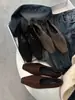 Sapatos Femininos Quadrados de Camurça Estilo Retro Maillard Salto Baixo 2026 Outono e Inverno Novos Couro Macio Versáteis para o Trabalho Sapatos de Vovó