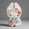 El Colgante de Hello Kitty Se Puede Usar para Vestir el Peluche Muñeco con Ropa, Conjunto de Falda y Impermeable de Puntos
