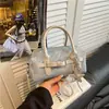 Bolsa Boston de mezclilla texturizada de gran capacidad estilo europeo y americano con colgante de estrella, moderna y duradera para uso casual diario, se puede llevar como bolso de mano o bolso cruzado.