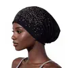 Sombrero de moda transpirable para mujer de primavera y verano con adornos de diamantes de imitación, gorro blanco para cubrir el cabello, sombrero base plisado casual