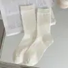 Meias largas listradas verticalmente em cinza claro para mulheres, primavera e outono, estilo japonês, puras e desejáveis, meias versáteis de cano médio, meias básicas estilo Miu