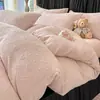 Lujoso y elegante juego de ropa de cama de cuatro piezas con una textura suave como la leche, con forro polar grueso, cálido y con intrincados diseños para uso en otoño e invierno.; también disponible como conjunto de tres piezas