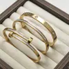 Pulseira combinada de aço titânio cravejada com diamantes para mulheres, design de trevo de quatro folhas de luxo leve, joia versátil, estoque de fábrica no atacado, drop shipping de peça única