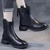 Botas finas de couro macio para mulheres, novo estilo 2026 Botas Martin com zíper traseiro, botas de cano curto, botas Martin forradas com fleece para outono e inverno, sapatos de algodão femininos