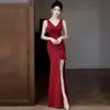 Vestido de Noite Vermelho Decote em V Profundo para Mulheres com Babados, Fenda Alta, Ajuste na Cintura, Emagrecedor, Elegante Vestido Longo Cauda de Peixe para Banquetes e Brindes