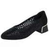 Novos Sapatos Femininos de Verão 2026 com Salto Médio, Sapatos Femininos Confortáveis de Tela, Sandálias de Salto Bloco Vazadas com Bico Fechado para Mães de Meia-Idade