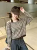Top de punto a rayas de color block estilo coreano con cuello halter y diseño de hombros descubiertos, mangas largas, corte holgado y efecto adelgazante, nueva colección otoño 2026