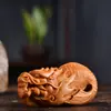 Yuhualong Taihang Talla en Madera de Tuya Mango de Pez Dragón Pieza de Manillar Cabeza de Dragón Cuerpo de Pez Talla en Madera Maciza Colgante para Coche Decoración Estilo Nacional