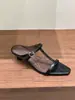 Sandalias pequeñas estilo francés de tacón medio-alto plateadas retro Chuyuji para mujer, adecuadas para uso en exteriores, nuevo modelo de verano 2025 para combinar con faldas