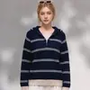Suéter retrô listrado de gola semiaberta para mulheres, nova coleção outono/inverno 2026, versátil, rejuvenescedor, blusa de tricô de manga comprida, caimento solto