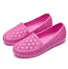 Zapatos de agujeros para mujer 2024 nuevas sandalias de verano de tacón plano para madres de mediana edad y ancianas, sandalias de punta cerrada, zapatos de enfermera