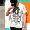 Camiseta con estampado de personaje de boceto pintado a mano de la marca de moda europea y americana Revenge, moda de verano para el campus, manga corta holgada, para hombre y mujer