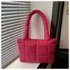 Bolsa de mano de algodón rellena de plumón estilo europeo y americano, nueva bolsa de hombro individual para mujer, diseño de cuadros moderno y a la moda, bolso simple para el hombro
