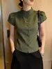 Blusa de Estilo Lujo Ligero de Alta Gama Francesa con Cuello Alto, Manga Corta, Botones al Frente para Mujer 2026 Nuevo Llegada de Verano Verde Militar Adelgazante Temperamento