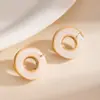 Una colección de aretes acrílicos de estilo europeo y americano, con una variedad de diseños, incluyendo aretes únicos y coloridos para mujer, así como otras joyas y accesorios