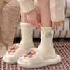 26 Meias de Dormir Cartoon Tridimensional em Fleece Coral Outono e Inverno Meias Quentes para Casa Meias Fofas KT de Cano Médio Meia Fleece