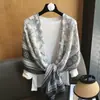 Pañuelo de Seda Artístico Estampado Vintage 2026 Otoño Temprano Nuevo Nicho Versátil Pañuelo Protección Solar Aire Acondicionado Chal Accesorio