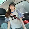 Camiseta de Manga Corta con Hombros Rectos Estilo Americano para Mujer 2026 Nuevo Verano Diseño a Cuadros Estilo Coreano Top Holgado con Estampado de Letras