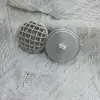 Botón Redondo Metálico Hueco Estilo Chanel con Puntos Brillantes y Acabado Aceitoso para Camisa y Blazer Botón Decorativo de Moda