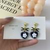 Aguja de Plata S925 Corea del Sur Simple Retro Camelia Negra Amor Aretes Diseño Nicho Femenino Aretes Dulces Elegantes