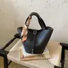 Bolso tipo cubo de alta gama transfronterizo modelo nuevo 2026 de gran capacidad nicho, bolso de mano casual de diseño moderno y versátil con pañuelo de seda