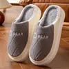Pantuflas de algodón con relleno de plumón impermeables y cálidas para hombre, nuevas pantuflas de algodón de felpa gruesas para el hogar y exteriores antideslizantes para mujer
