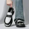 Sapatos monge de couro com sola grossa para aumentar a altura para homens, estilo moda americana 2026, tamanho plus size, com biqueira de metal falso anti-colisão, com corrente, para uso transfronteiriço