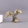 Águila de latón puro pisando una calavera, águila extendiendo sus alas, regalo cultural y creativo vintage, manualidad decorativa de escritorio, adorno de cobre