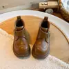 Botines estilo Martin para niños, nueva colección otoño 2026, modelo único, color liso, zapatos pequeños de cuero estilo británico para bebés niñas, botines de una sola pieza de moda para niñas